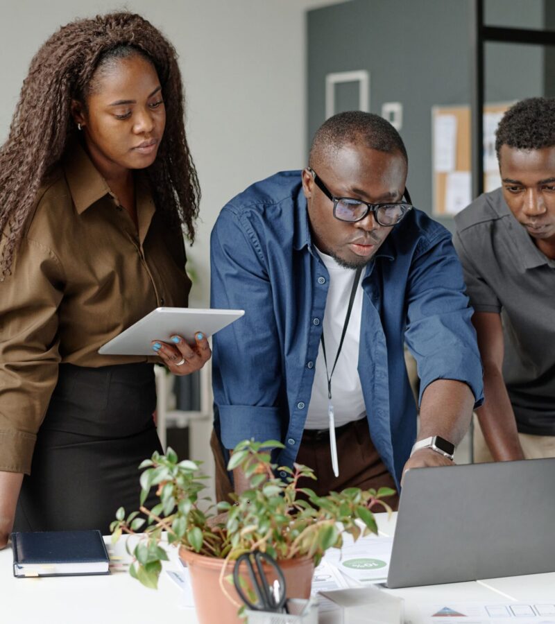 teamlead-pointing-to-scree-2026-01-08-00-09-00-utc